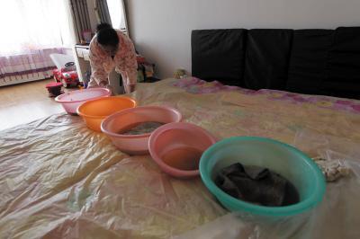 积石山楼上漏水，住户失联，小区没物管，业主维权难！律师来支招……